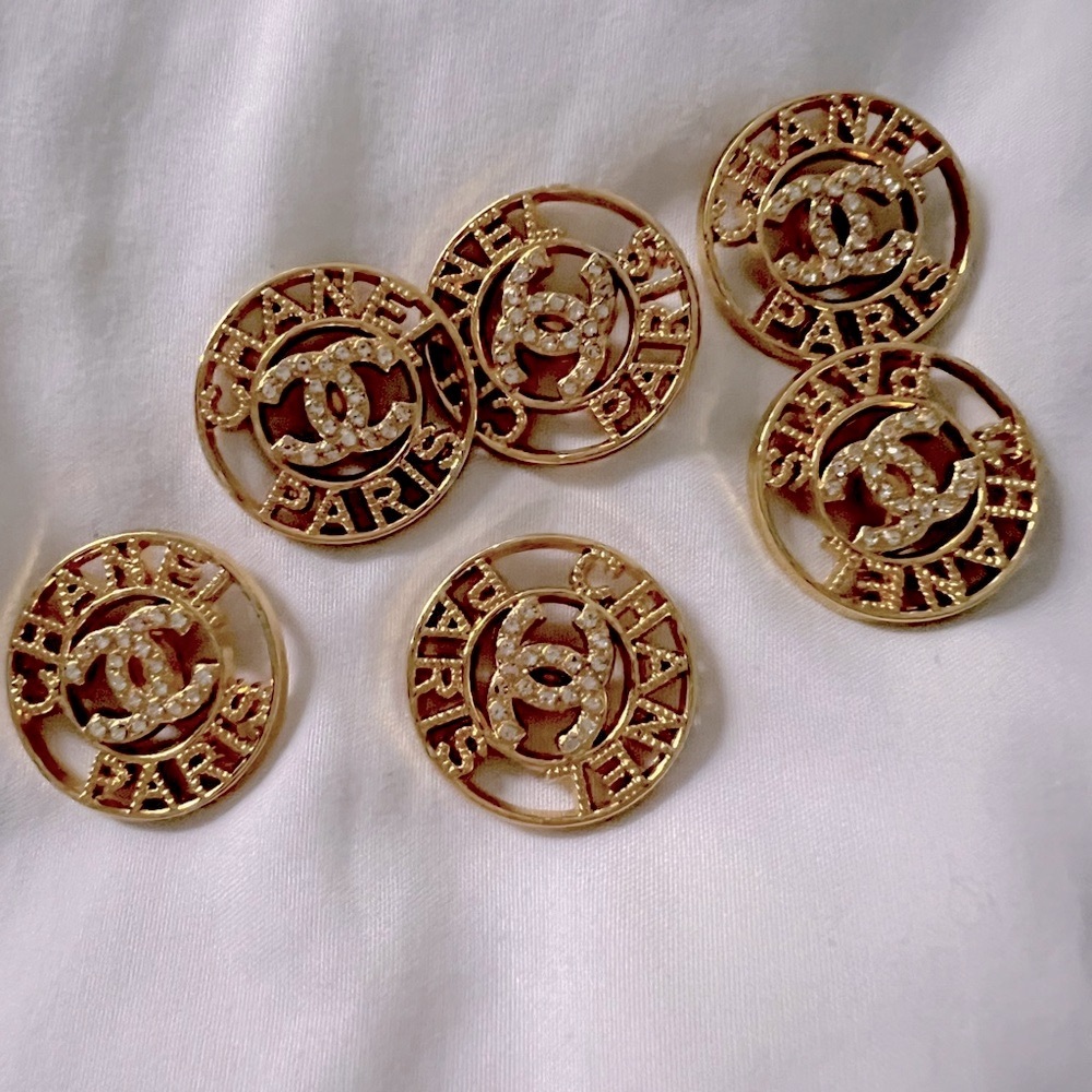Cc style(Set 6)Chanel 24mm”Quarter”Brassy gold-Faux crystal/shank button… - Picture 3 of 9